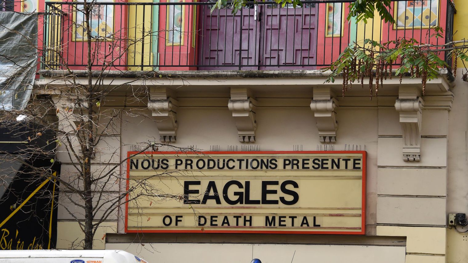 Eagles of Death Metal: Hommage aux victimes devant le Bataclan