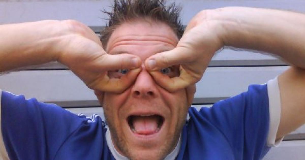 Rémi Gaillard en faux aveugle dans sa nouvelle caméra cachée