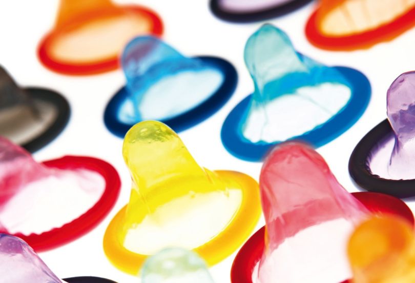 Sexualité : Pour la première fois de son fils, sa mère lui offre un préservatif troué