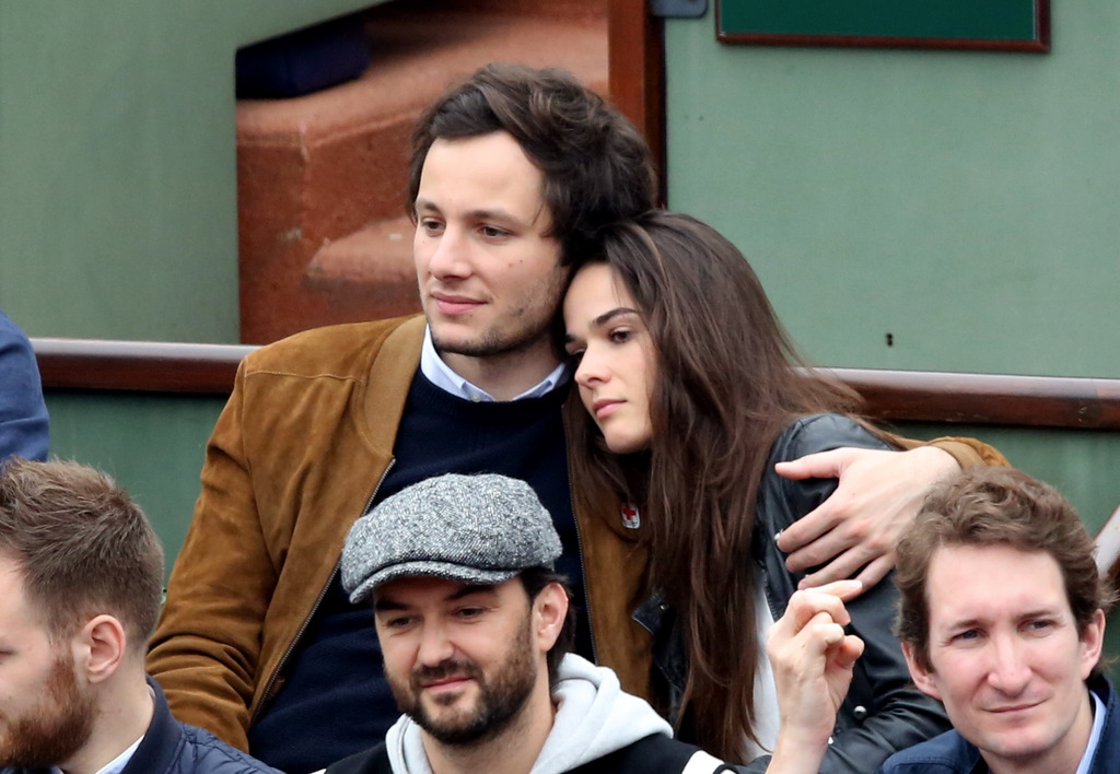 Vianney en couple : Tendre et câlin à Roland-Garros avec une charmante brune