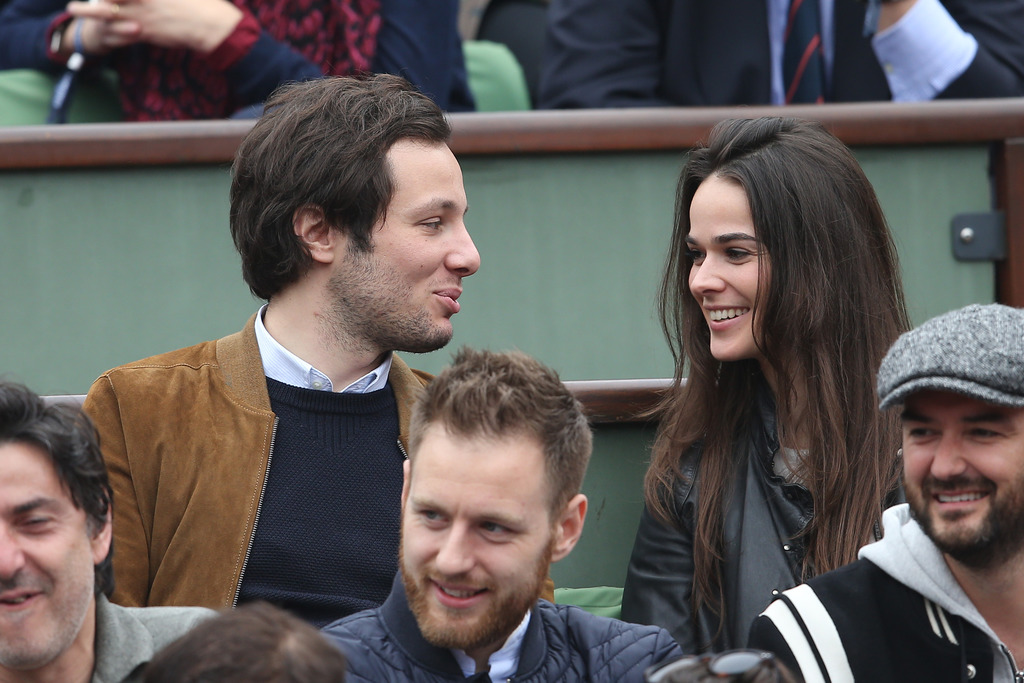 Vianney en couple : Tendre et câlin à Roland-Garros avec une charmante brune