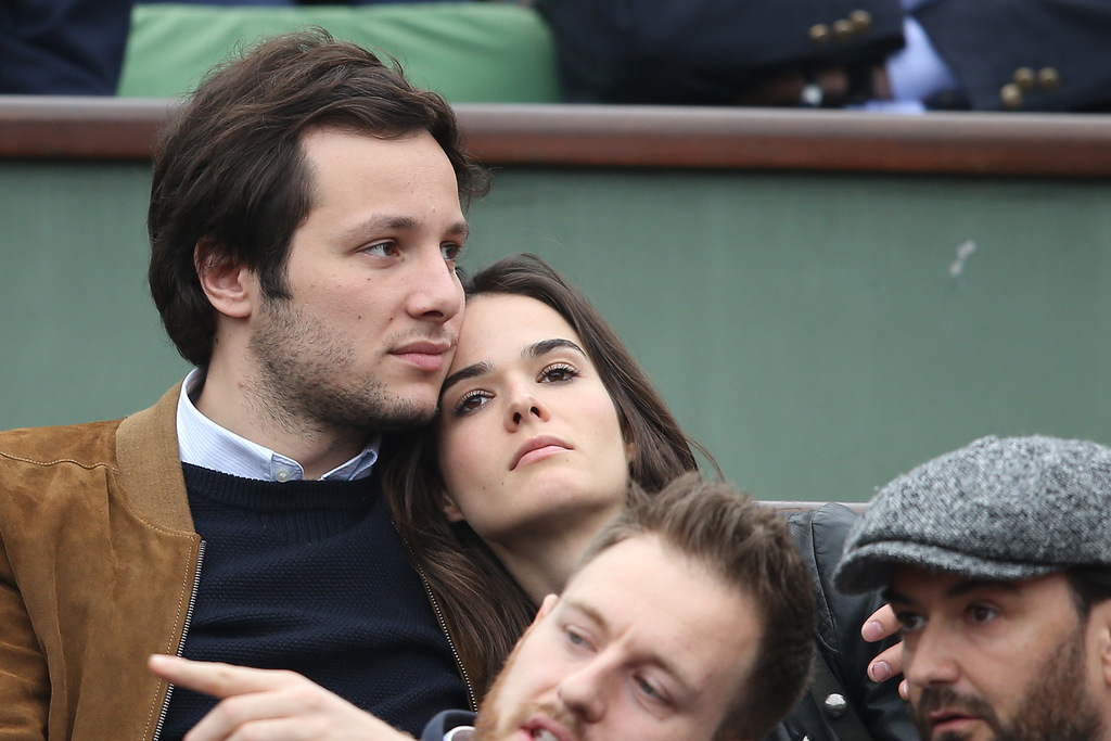 Vianney en couple : Tendre et câlin à Roland-Garros avec une charmante brune