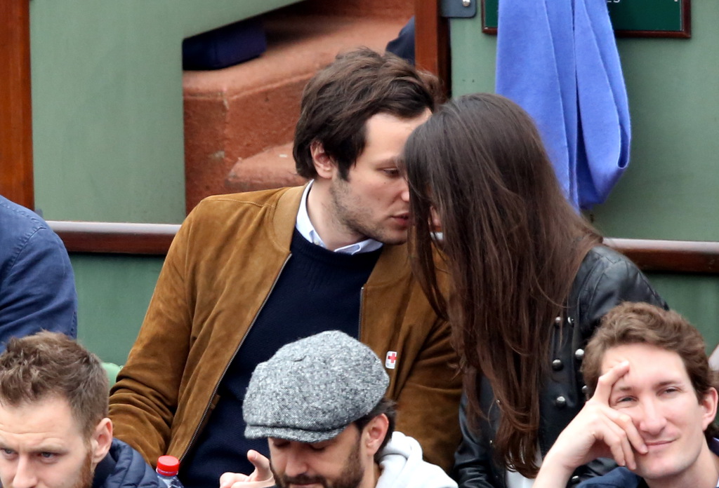 Vianney en couple : Tendre et câlin à Roland-Garros avec une charmante brune