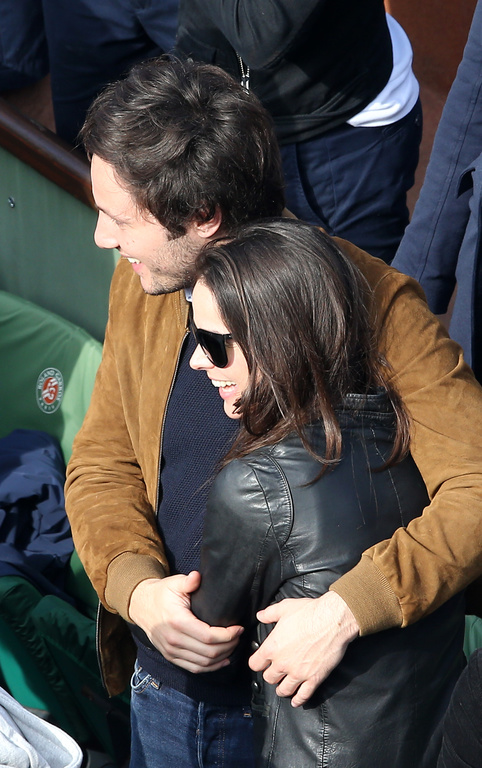 Vianney en couple : Tendre et câlin à Roland-Garros avec une charmante brune