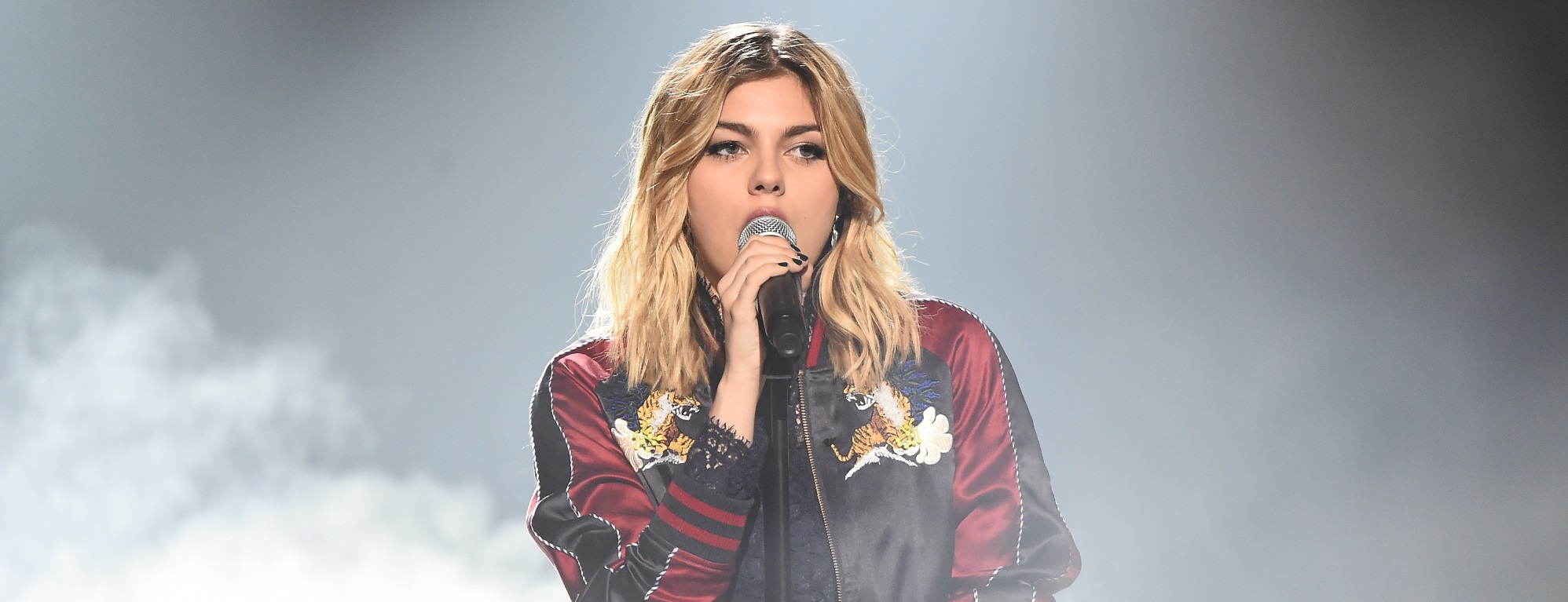 Scandale : Louane se retrouve seins nus en couverture de Public