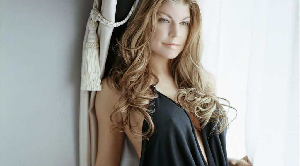 Fergie topless sur la pochette de son prochain single
