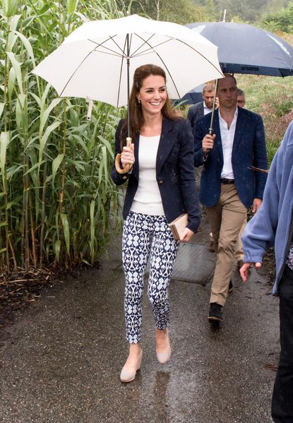 Kate Middleton : Son pantalon à 30 euros fait un carton