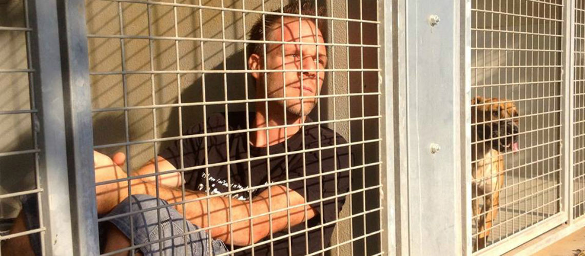 Rémi Gaillard enfermé dans une cage à la SPA pour soutenir les animaux