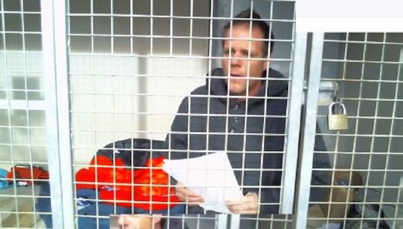 Rémi Gaillard en larmes, enfermé dans une cage à la SPA...