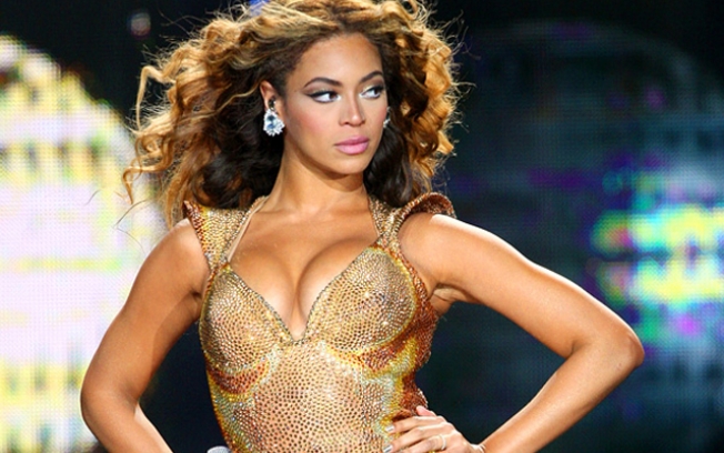 Beyoncé enceinte de jumeaux : la chanteuse dévoile son baby bump