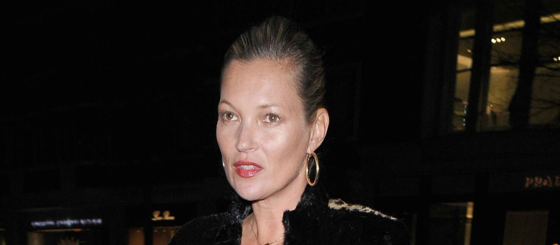 Kate Moss se la joue Kim Kardashian et dévoile sa poitrine sous son top transparent