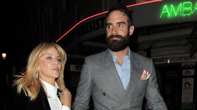 Kylie Minogue rompt subitement ses fiançailles...