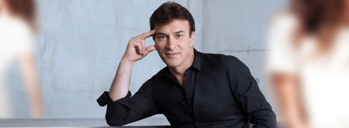 Tony Carreira : Découvrez sa version de « Là-bas » avec Julie Zenatti