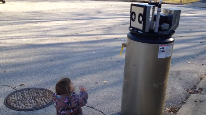 Cette fillette parle à un chauffe-eau... pour la plus adorable des raisons !