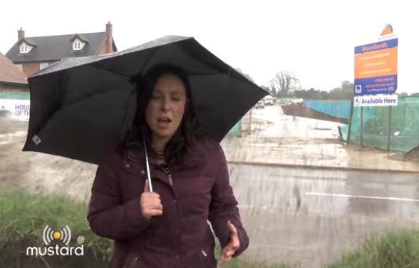 Cette journaliste était au mauvais endroit au mauvais moment !