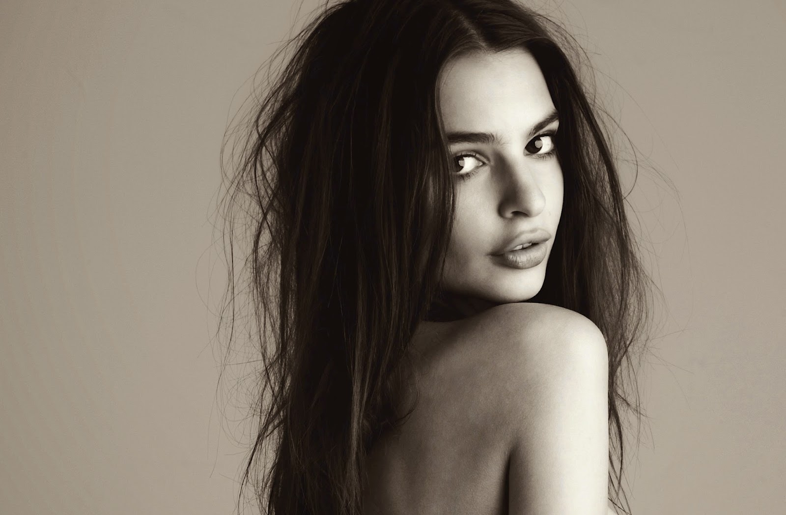Hot ! Emily Ratajkowski complètement nue à la plage