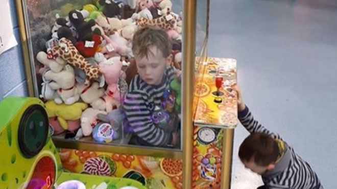 Il n'aurait jamais dû quitter son fils des yeux...