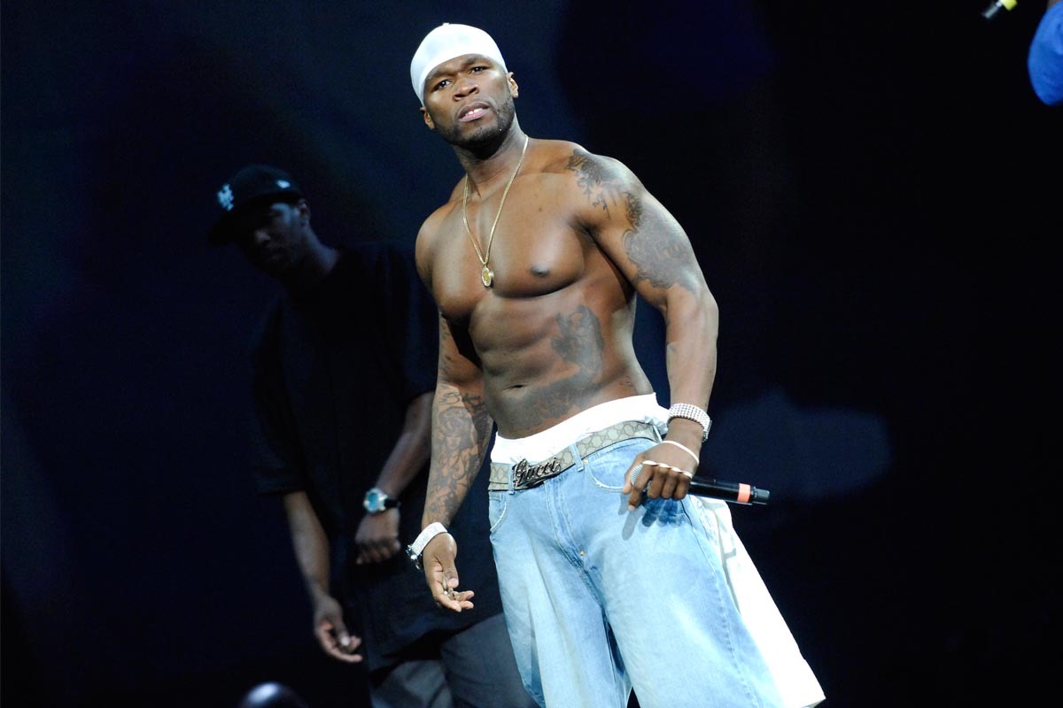 50 Cent lui donne un coup de poing et elle fini par twerker sur scène !