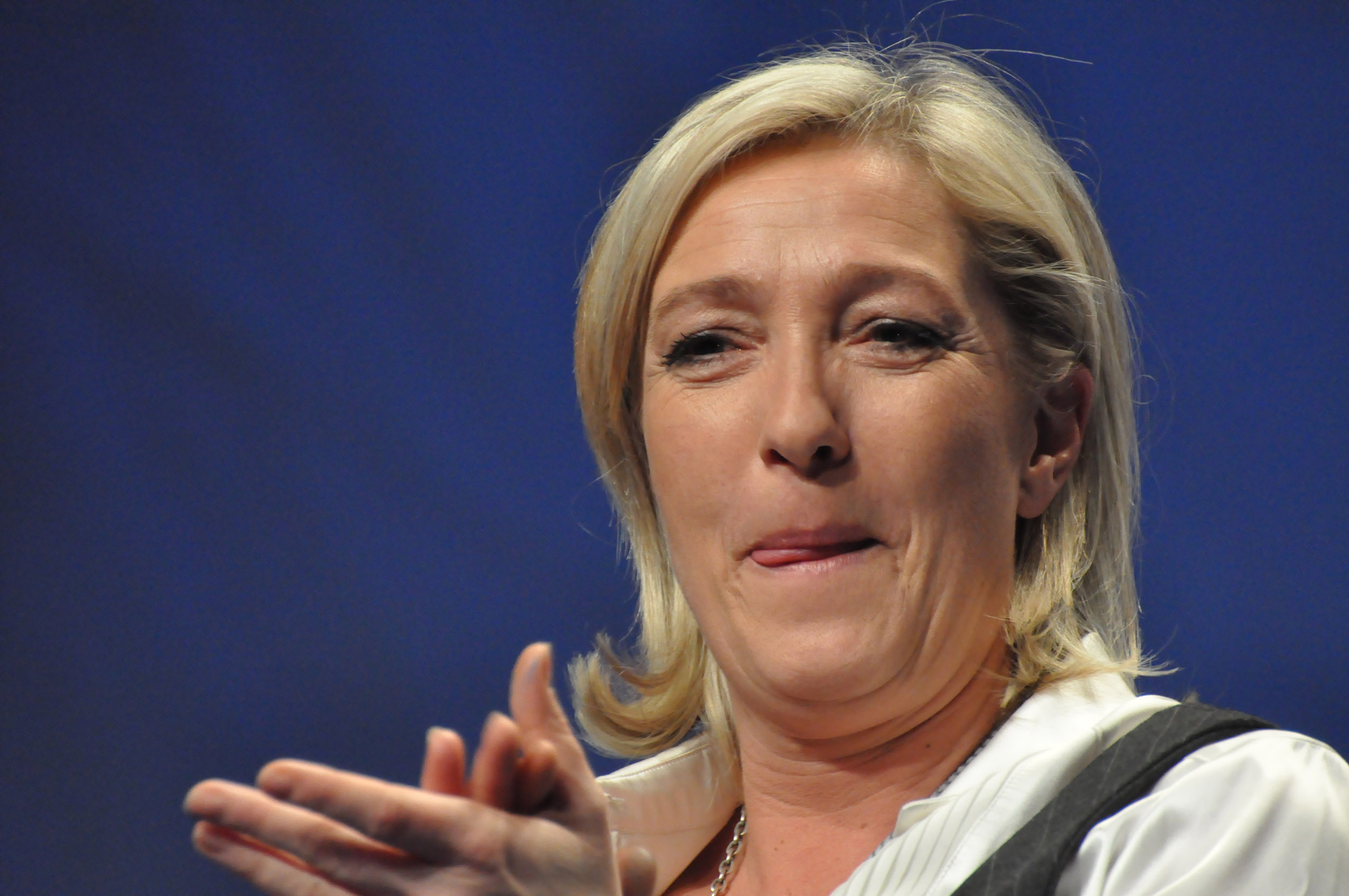 Emmanuel Macron se fait insulter dans un meeting de Marine Le Pen !