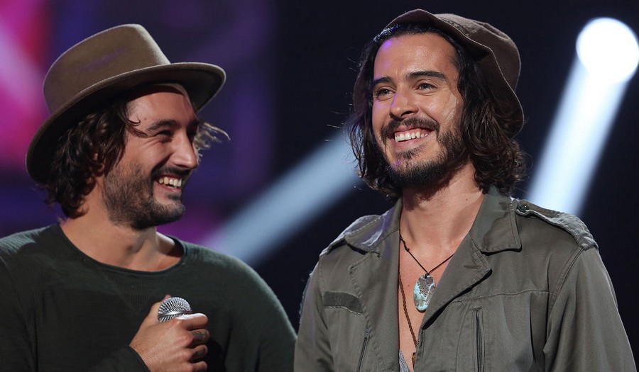 Frero Delavega : Florian Delavega saute de la scène et chute en plein concert