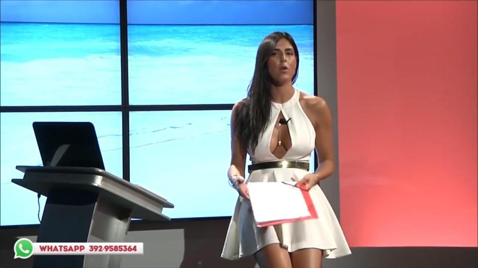 Oups ! Cette présentatrice très sexy dévoile sa petite culotte en direct