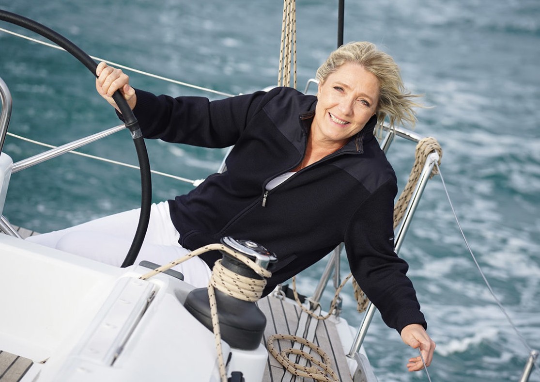 Quand Marine Le Pen tente d'entrer en contact avec un dauphin...