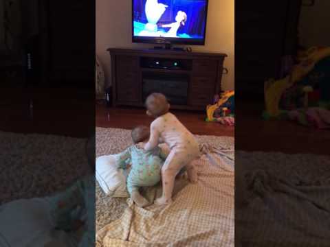 Ces jumeaux sont fans de La Reine des Neiges et recréent une scène à la perfection !