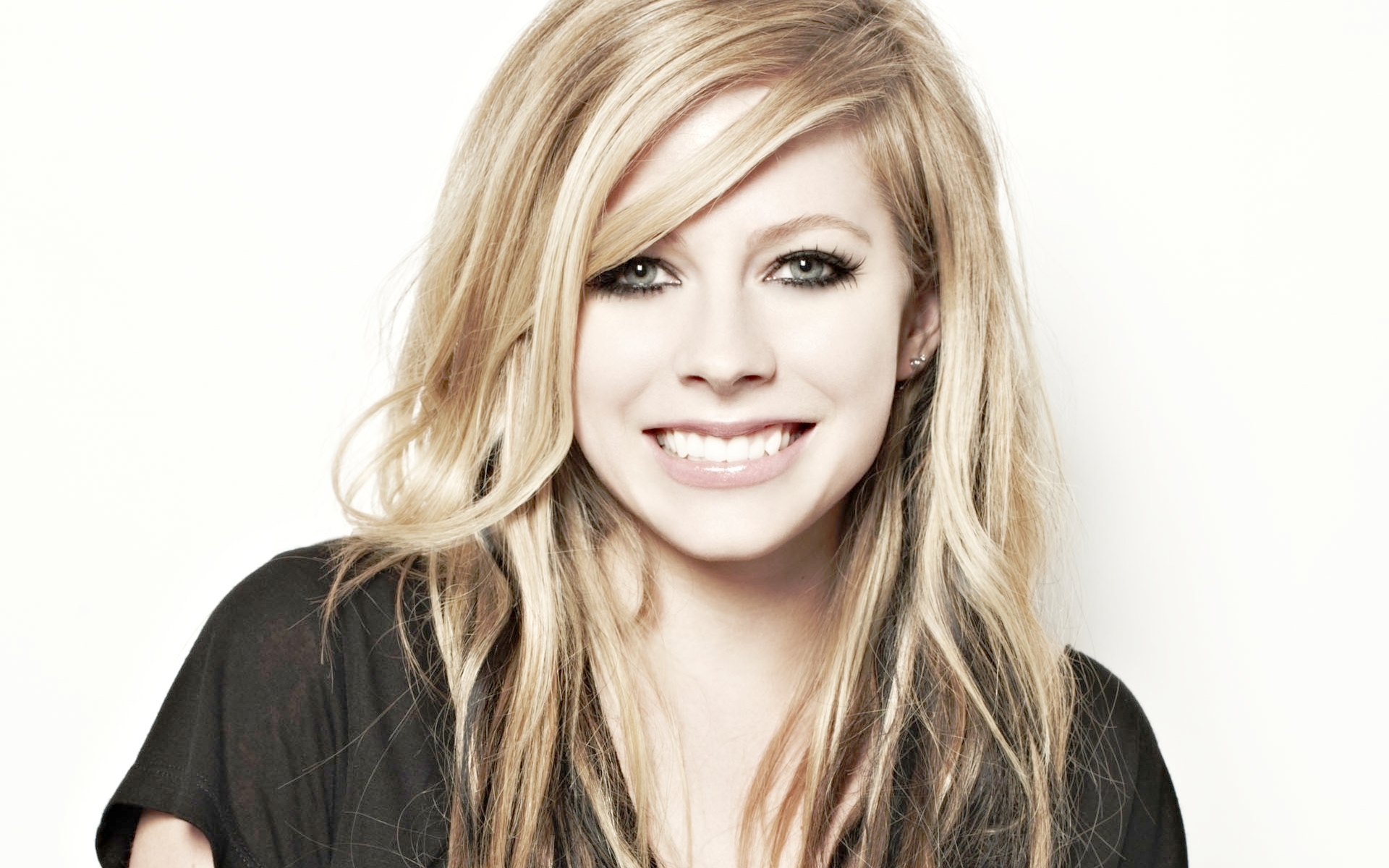 Avril Lavigne morte et remplacée par un sosie ? La théorie du complot relancée sur Twitter
