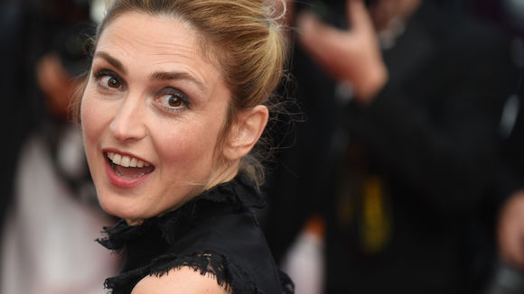 Julie Gayet surprise au défilé contre le Front national : La photo buzz