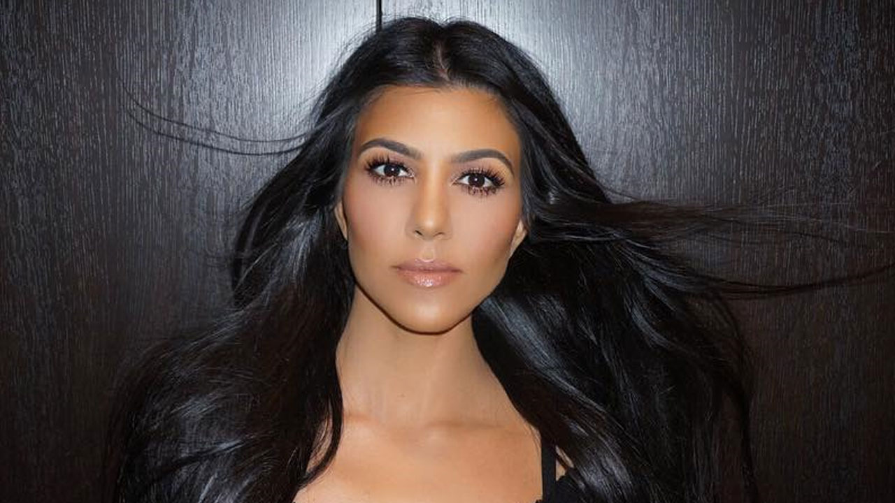 Kourtney Kardashian pose totalement nue dans une piscine (VIDÉO)