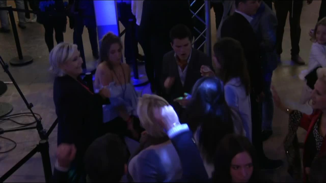Présidentielle 2017 : Après sa défaite, Marine Le Pen se défoule sur la piste de danse