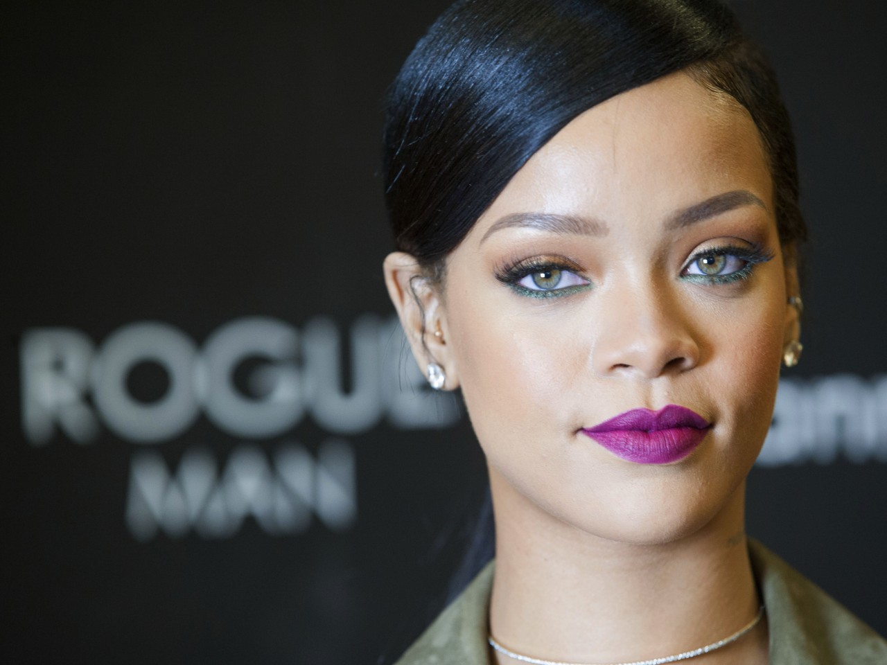 Rihanna méconnaissable : Elle affiche des kilos en trop dans son maillot
