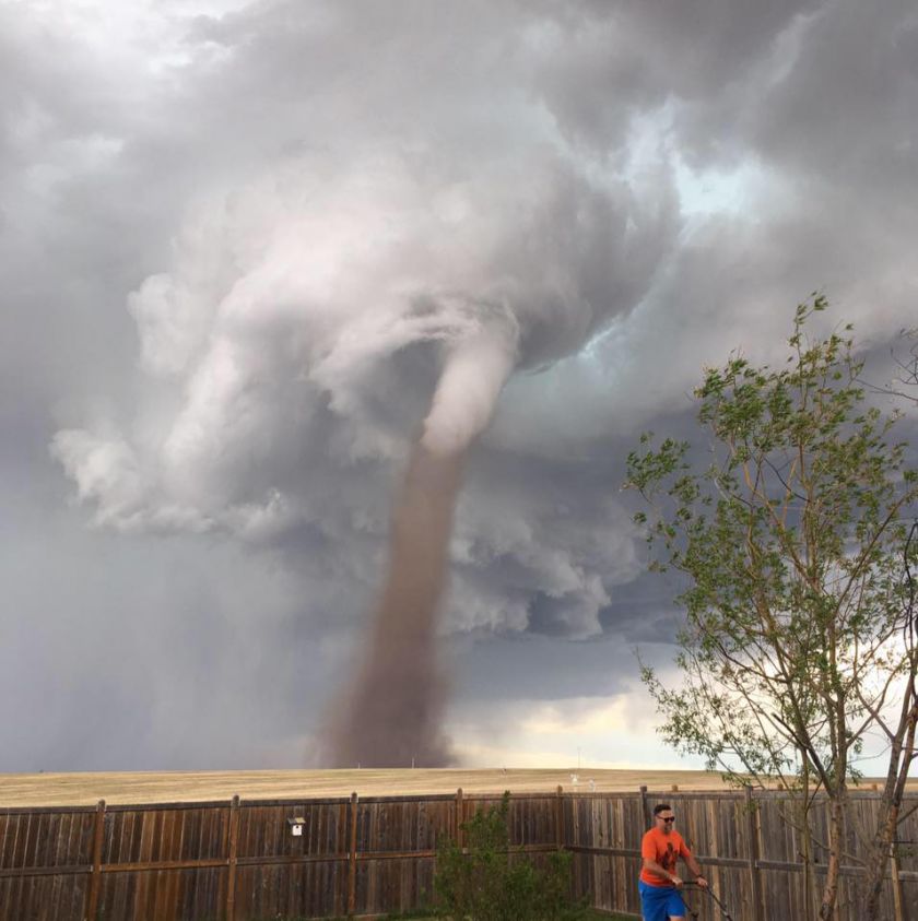 Cet homme tond sa pelouse alors qu'une tornade approche