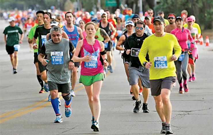 Cette femme n'a plus de force dans ses jambes, ces inconnus vont l 'aider a finir son semi-marathon