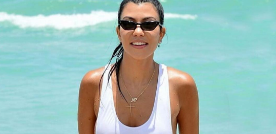 Kourtney Kardashian ose le maillot de bain blanc... et en montre trop  !