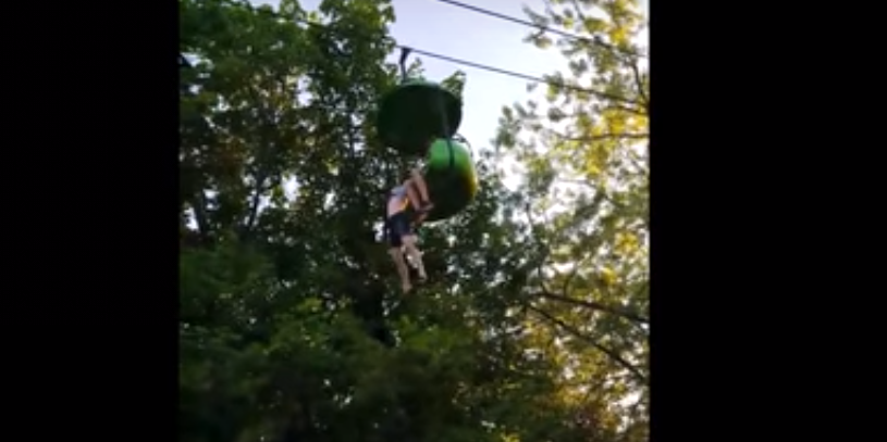 Une fillette suspendue dans les airs à un manège