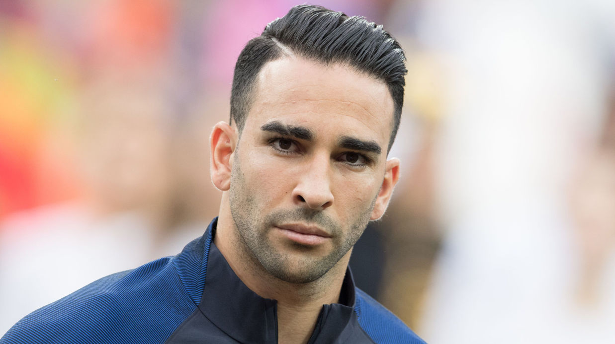 Adil Rami en couple avec Pamela Anderson ? Il répond aux rumeurs