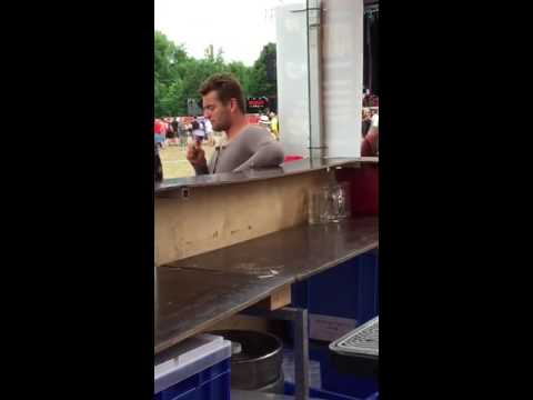 Oups ! Ivre, il tente de manger une glace... mais oublie un détail important !