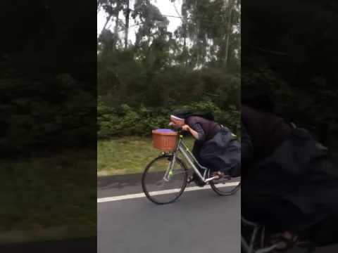 Sur son vélo, cette soeur bat tous les records !