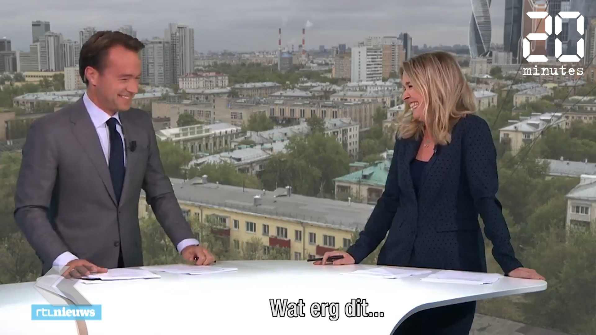 Des journalistes pris d'un fou rire... à cause d'un homme nu !