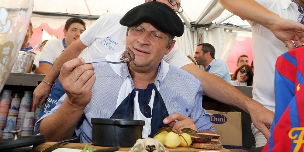 Ce maire mange du rat après avoir perdu un pari !