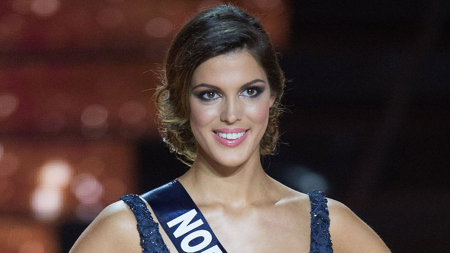 Iris Mittenaere plus sexy que jamais dans son petit bikini !