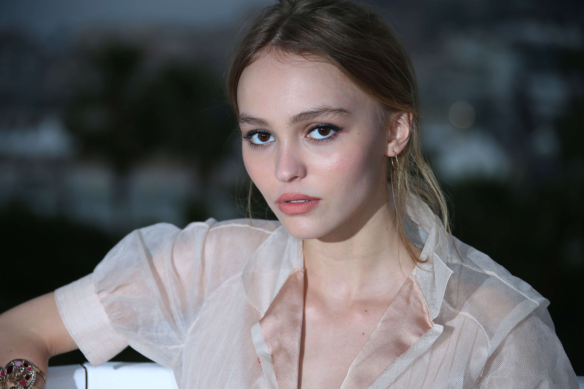 Lily-Rose Depp pose seins nus le temps d'un shooting assez étrange...