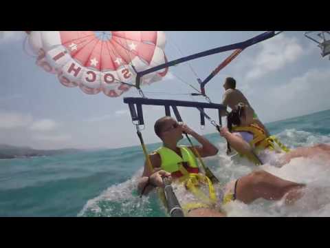 Ce couple a la peur de sa vie lors d'une virée en parachute ascensionnel