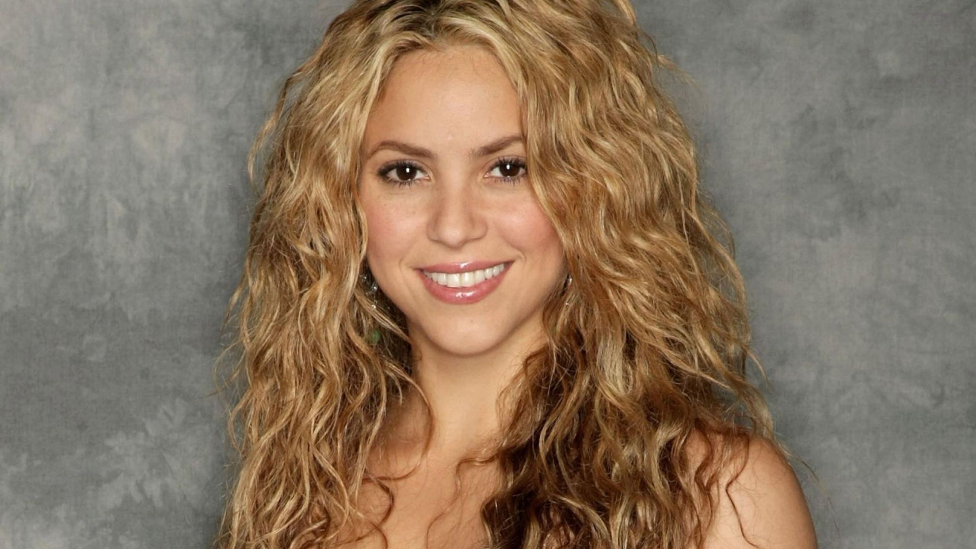 Vidéo !  Shakira en string pendant un bain de minuit !