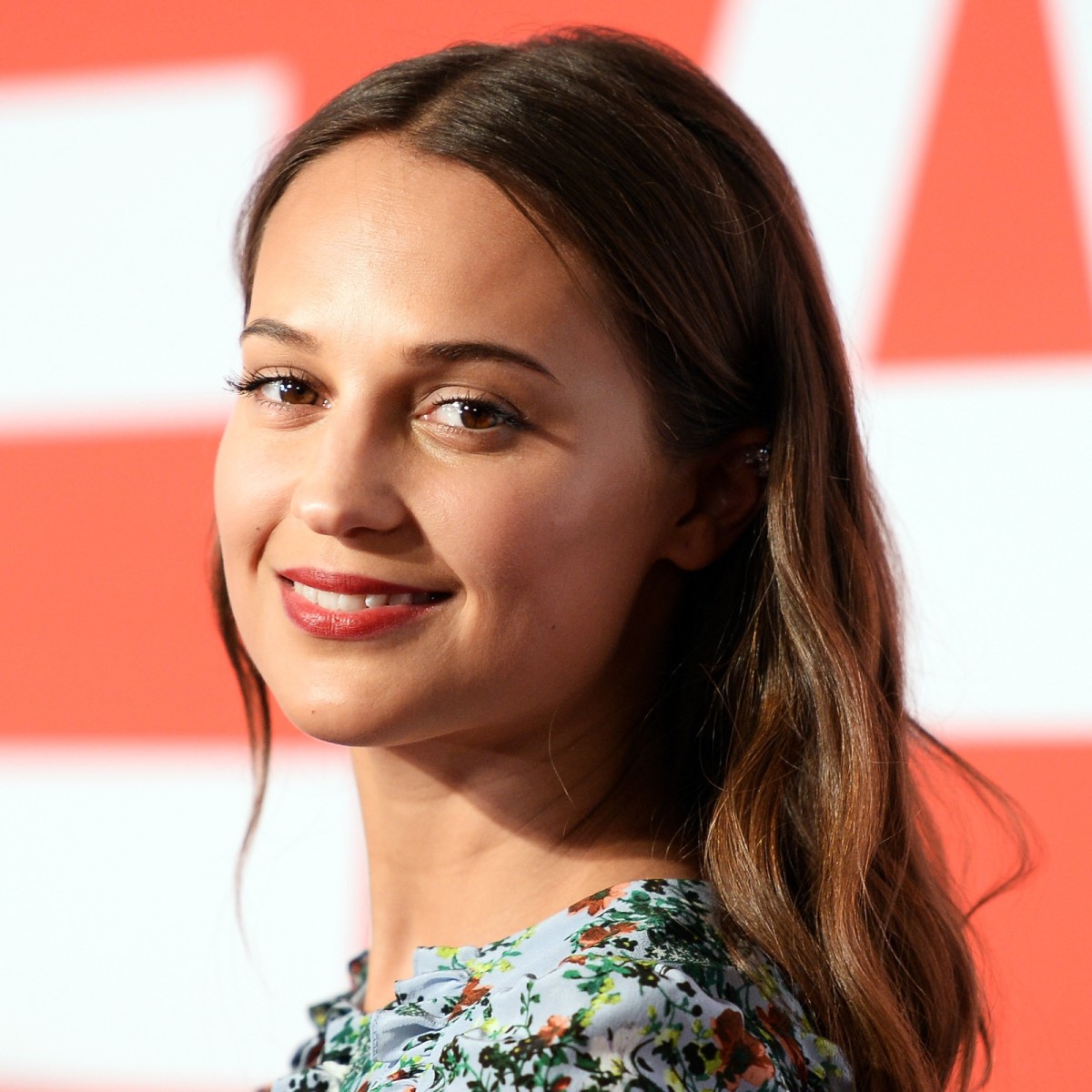 Alicia Vikander : Abus de Photoshop sur l’affiche de Lara Croft ? Les internautes réagissent !