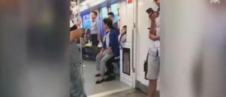 Chine: cet homme refuse de céder sa place à une dame âgé dans le métro, il va le regretter