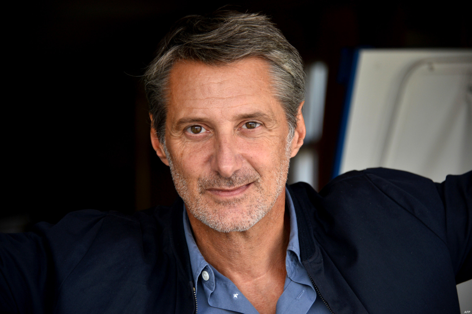 Le coquin ! Antoine de Caunes débarque complètement nu sur le plateau de &quot;La Nuit du Rugby&quot;