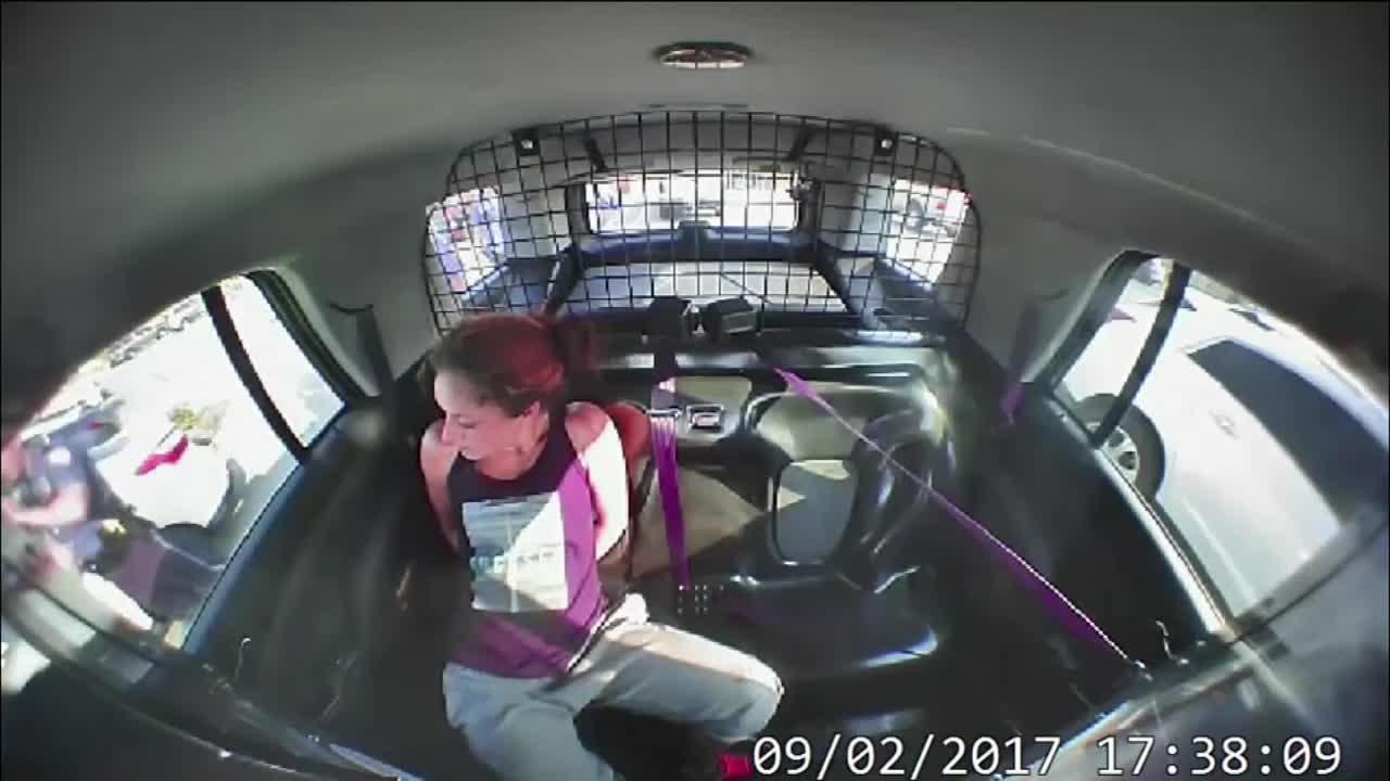 Menottée, cette femme se libère et s'enfuit avec la voiture de police !