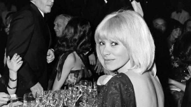 Obsèques de Mireille Darc : Alain Delon, Line Renaud, Carla Bruni lui rendent un dernier hommage